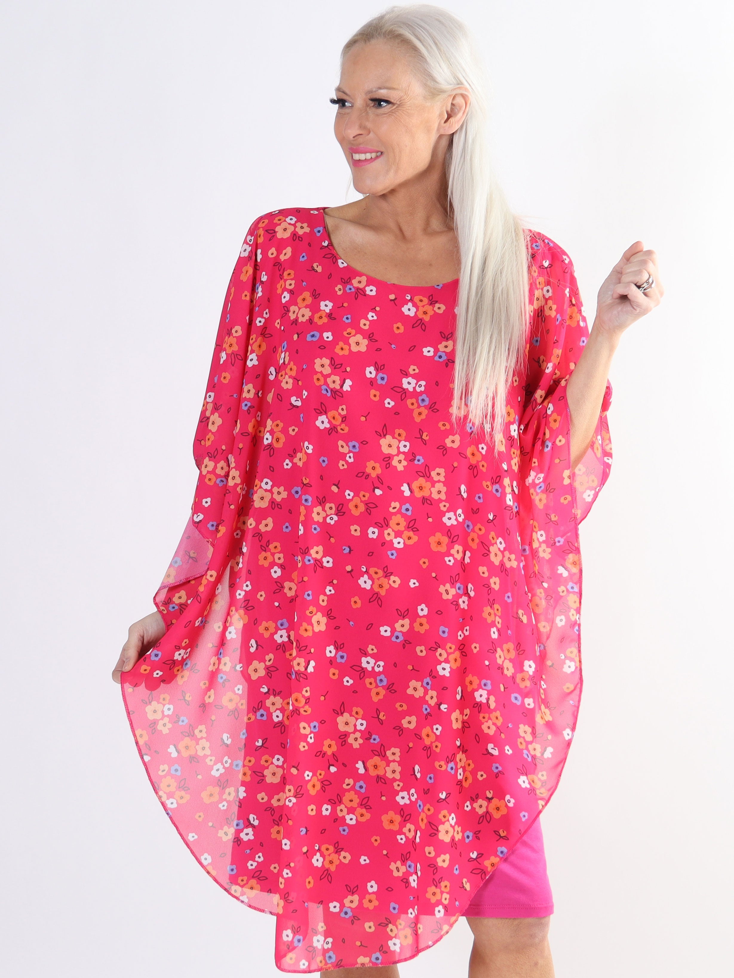 Kenya Small Flower - Tunikaklänning i plus size med blommigt chiffonglager